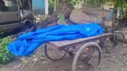 দেগঙ্গা: দেবালয় পালপাড়া এলাকায় গলায় ওড়নার ফাঁস দিয়ে আত্মঘাতী একাদশ শ্রেণীর ছাত্রী