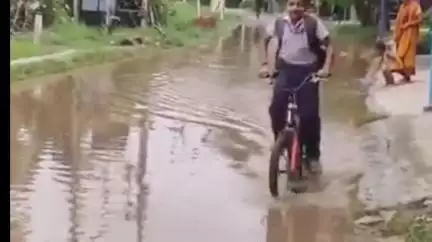 জলঙ্গি: দেবীপুর বাজারে রাস্তার বেহাল দশা, সামান্য বৃষ্টিতেই জলমগ্ন ৭ কিমি পথ #jansamasya