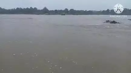 বাঁকুড়া ১: বাঁকুড়া জেলায় অতি ভারী বৃষ্টির জেরে ভাদুল সেতু এখনো জলের তলায় যার ফলে সমস্যায় একাধিক গ্রামের মানুষ