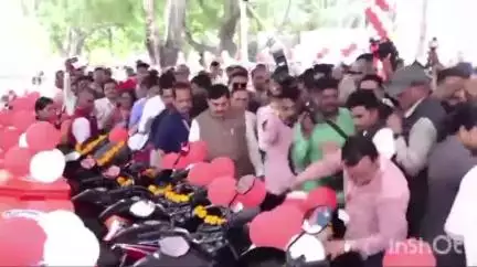 उज्जैन शहर: CM ने कालिदास अकादमी में राज्य स्तरीय निषादराज सम्मेलन में 430 आइस बॉक्स युक्त मोटरसाइकिलें वितरित कीं