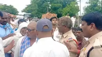 ముధోల్: కుబీర్ లోని బాకోట్ గ్రామస్తులు స్మశాన వాటిక కోసం ఆందోళనకు ధర్నా