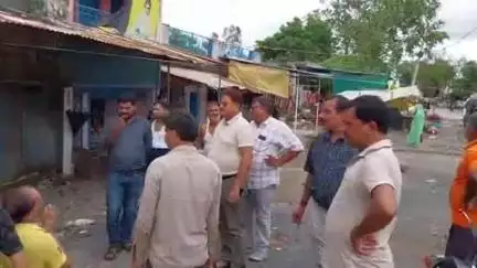 रामपुर बघेलान: रामपुर बघेलान:बेला में भारी बारिश से किराना दुकान में जलभराव, प्रशासन ने लिया जायजा