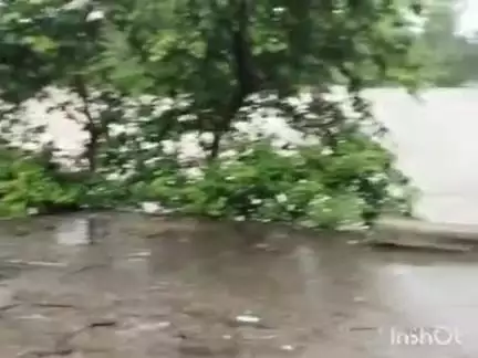 बल्देवगढ़: टीकमगढ़-छतरपुर मार्ग पर करमाशन उर नदी का जल स्तर बढ़ने से यातायात बाधित, पुलिस ने बढ़ाई सुरक्षा