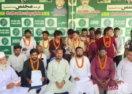 गोपालगंज: तकिया याकूब स्थित कार्यालय पर AIMIM कार्यकर्ताओं की बैठक, युवाओं को दिलाई पार्टी की सदस्यता