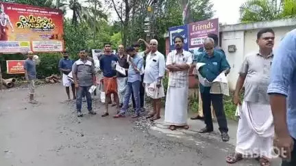 പട്ടാമ്പി: ചാത്തന്നൂരിൽ കരിങ്കൽ ക്വാറിക്കെതിരെ പ്രതിഷേധമിരമ്പുന്നു, പ്രതികരണവേദി മനുഷ്യ ചങ്ങലയിൽ നാടൊരുമിച്ചു