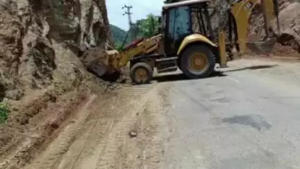 आबू रोड: आबूरोड भाखर मार्ग के उपलागढ़ ढाल पर चट्टानों से गिरे पत्थर, बारिश से सड़क किनारे मलबे से वाहन चालक परेशान
