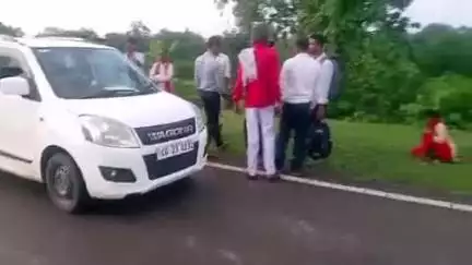 बिंद्रानवागढ़ गरियाबंद: छूरा बीईओ की कार से टकराकर बाइक सवार दो भाई-बहन हुए घायल