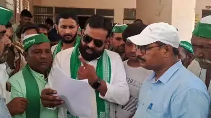 बिल्सी: शहजादनगर गांव में बुजुर्ग व्यक्ति की हत्या के मामले में फरार तीसरे आरोपी की गिरफ्तारी के लिए दिया ज्ञापन सौंपा