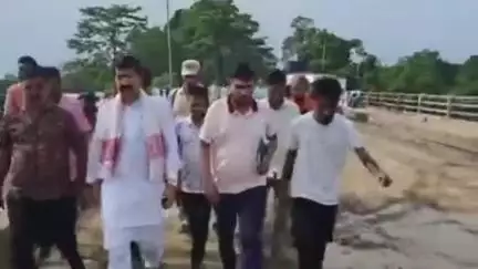 করিমগঞ্জ: বদরপুর ঘাটের ঐতিহাসিক গ্যামেন সেতুর সংস্কারের কাজ পরিদর্শন করলেন রাজ্যসভার সাংসদ