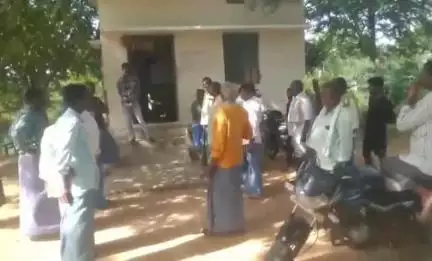మాచారెడ్డి: ఫరిదిపేట గ్రామంలో విద్యుత్తు కోతలపై రైతుల ఆందోళన