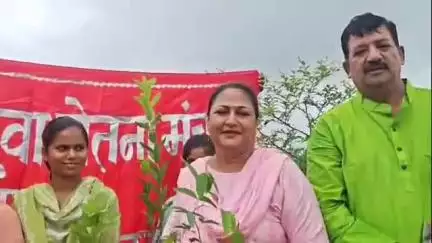 शाहजहांपुर: रोजा के जमुही में भारतीय युवा चेतना मंच ने आम, पीपल, नीम, गुलमोहर आदि के पौधे लगाकर किया पौधारोपण