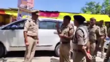 निचलौल: डीआईजी ने इटहिया शिव मंदिर का निरीक्षण किया, सुरक्षा व्यवस्था को लेकर दिए आवश्यक निर्देश