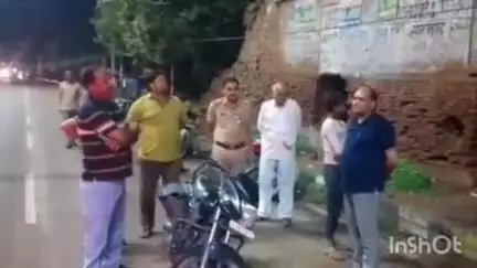 सादाबाद: हाईवे किनारे जर्जर मकान की गिरी दीवारें, बाल-बाल बचे वाहन चालक और बाइक सवार, मौके पर पहुंचे एसडीएम ने दिए निर्देश