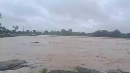 rajapur se nagod ka rasta huaa band 
pul ke upar huaa pani