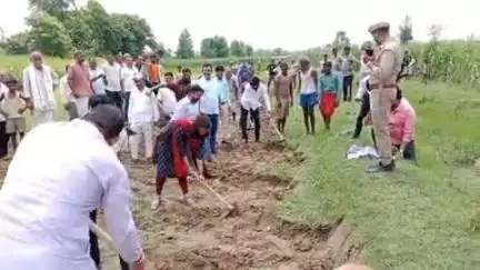पयागपुर: हुजूरपुर के गौंड़रिया गांव में लुप्त टेढ़ी नदी को पुनर्जीवित करने के लिए सीडीओ और प्रमुख ने शुरू की खोदाई