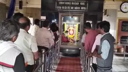 ಕುಶಾಲನಗರದ ಶ್ರೀ ಅಯ್ಯಪ್ಪಸ್ವಾಮಿ  ದೇವಾಲಯಕ್ಕೆ ಆಗಮಿಸಿದ ಶಿಲಾಕಲ್ಲುಗಳಿಗೆ ಪೂಜೆ ಸಲ್ಲಿಸಿ ಬರ ಮಾಡಿಕೊಂಡ ಭಕ್ತಾದಿಗಳು