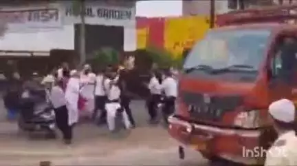 खतौली: खतौली कस्बे के बुढ़ाना मार्ग पर रॉयल गार्डन में बराती और घराती के बीच महाभारत, वीडियो सोशल मीडिया पर हुआ वायरल