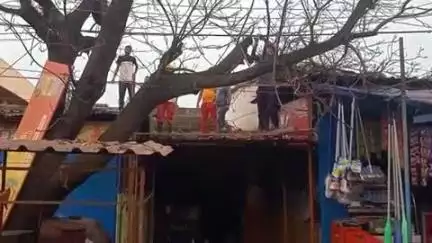 କେନ୍ଦୁଝର ସହର: ଲଗାଣ ବର୍ଷା ଯୋଗୁ ହରିଓମ ଭବନ ନିକଟସ୍ଥ ଦୁଇଟି ଦୋକାନ ଉପରେ ପଡିଲା ବିରାଟକାୟ ଗଛ