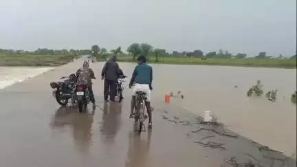 पन्ना: लगातार 24 घंटे से हो रही बारिश से नदी-नाले उफान पर, पाठा नाला उफान पर आने से दर्जन भर गांवों का संपर्क टूटा