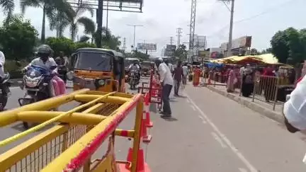 హన్వాడ: ట్రాఫిక్ పోలీసులు భారీ గేట్ల ఏర్పాటుపై అసహనం తెలుపుతున్న ఆటో డ్రైవర్లు #localissue