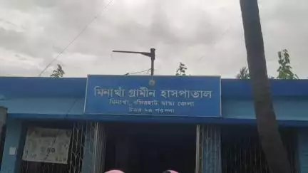 মিনাখাঁ: সরুপোল এলাকায় পথ দুর্ঘটনায় মৃত ব্যক্তিকে নিয়ে আসা হল মিনাখাঁ গ্রামীণ হাসপাতালে