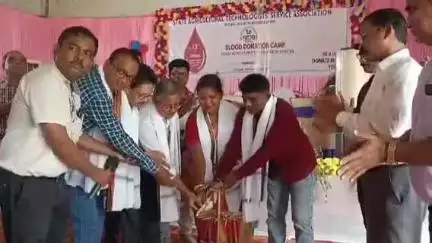 ঝাড়গ্রাম: সাটসা এর উদ্যোগে ঝাড়গ্রামে আয়োজিত হল রক্তদান শিবির, উপস্থিত জেলা পরিষদের সভাধিপতি
