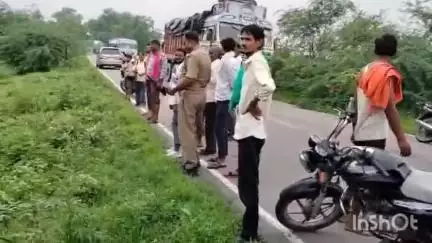 बांदा: जौरही गांव में नहर में नहाते समय गहरे पानी में डूबा युवक, पुलिस ने लोगों की मदद से युवक को नहर से निकाला
