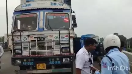 বালি-জগাছা: হাওড়ার সাঁতরাগাছি ব্রিজের ওপর পথ দুর্ঘটনা  আহত ১