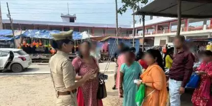 बागपत: जनपद बागपत की एंटी रोमियों टीम ने महिला व बालिकाओं को हेल्पलाइन नंबर की जानकारी दी