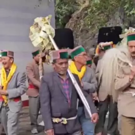कल्पा: किन्नौर के पूर्बनी गाँव से बारंग गाँव के देवता गिरिराजस व कल्याण देवी को ग्रामीणों ने दी विदाई, हुए रवाना