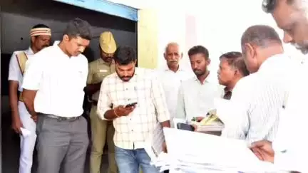 திருச்சுழி: திருச்சுழி நரிக்குடி ஊராட்சி ஒன்றிய பகுதிகளில் நடைபெற்று வரும் வளர்ச்சி திட்ட பணிகளை மாவட்ட ஆட்சியர் நேரில் ஆய்வு
