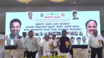 ಚಿತ್ರದುರ್ಗ: ನಗರದ ಎಸ್.ಜಿ.ಕಲ್ಯಾಣ ಮಂಟಪದಲ್ಲಿ “ವಿವಿಧ ವರ್ಗಗಳ ಅಸಂಘಟಿತ ಕಾರ್ಮಿಕರಿಗೆ ಸ್ಮಾರ್ಟ್ ಕಾರ್ಡ್ ವಿತರಣೆ ಹಾಗೂ ಅರಿವು ಕಾರ್ಯಕ್ರಮ