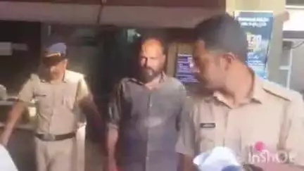 കോന്നി: ഭാര്യയേയും മകളേയും മുഖത്ത് മുളക് പൊടി വിതറി ചുറ്റികകൊണ്ട് ആക്രമിച്ച യുവാവിനെ കോന്നി പോലീസ് പിടികൂടി