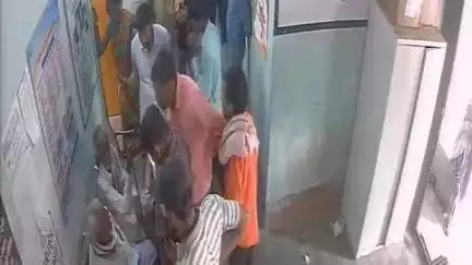 झाझा: झाझा रेफरल अस्पताल में दो आशा पति भिड़े, बीएचएम-एचएम ने लगाई फटकार; वीडियो आया सामने