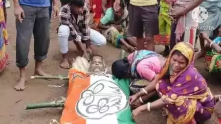 বাঁকুড়া ১: বাঁকুড়া - ২ পঞ্চায়েত সমিতির বন ও ভূমি কর্মাধ্যক্ষ সুটুক রায় এর অকাল প্রয়াণে তৃণমূলের পক্ষ থেকে শেষ শ্রদ্ধা জানানো হলো