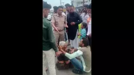 जावरा: सरसी जावरा के बीच सड़क पर घायल महिला को एएसपी राकेश खाखा ने प्राथमिक उपचार के बाद अपने वाहन से गांव पहुंचाया