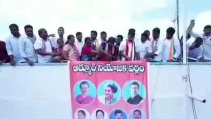 ఆర్మూర్: ఆలూరు మండల కేంద్రంలో ఇందిరమ్మ ఇళ్ల లబ్ధిదారులతో కలిసి సీఎం రేవంత్ రెడ్డికి పాలాభిషేకం చేసిన కాంగ్రెస్ నాయకులు
