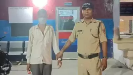 लक्सर: पीतपुर गांव के पास पुलिस ने कच्ची शराब के एक तस्कर को किया गिरफ्तार, कच्ची शराब की गई बरामद