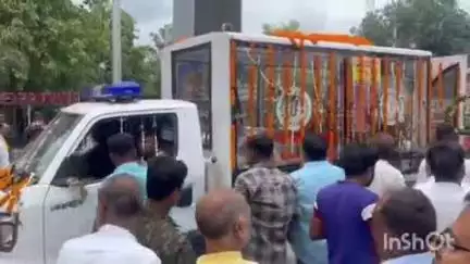 गढ़वा: रंका मोड़ पर कांग्रेस और भाजपा दल के नेताओं ने पूर्व मंत्री ददई दुबे के पार्थिव शरीर को दी श्रद्धांजलि