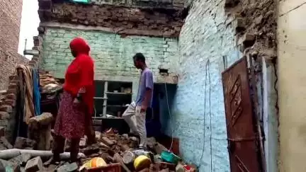 कन्नौज: मीर वैश्य टोला मोहल्ले में बारिश के कारण गिरा कच्चा मकान