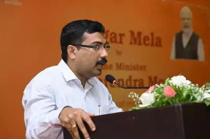 റോസ്ഗാർ മേളയിൽ  സ്വാഗത പ്രസംഗം നിർവഹിക്കുന്ന ദക്ഷിണ റെയിൽവേ തിരുവനന്തപുരം ഡിവിഷണൽ സീനിയർ ഡി.പി.ഒ ശ്രീ.ലിപിൻ രാജ്