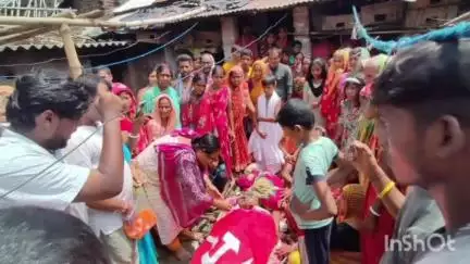 রতুয়া ২: বাম কর্মীর মৃত্যু,দেহের শেষ শ্রদ্ধা জানাতে বেগমগঞ্জ এলাকায় পৌঁছলেন বামফ্রন্টের নেতৃত্বরা