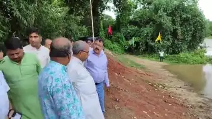 পাঁশকুড়া: DVCরাজ্যকে না জানিয়ে হু হু করে জল ছাড়ছে এলাকার মানুষকে বলবো শতরকে থাকতে পাঁশকুড়া নদীর বাঁধ পরিদর্শনে এসে বললেন মন্ত্রী