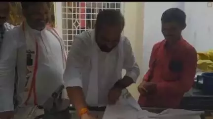 ధర్మవరంలో శనివారం షర్టును ఇస్త్రీ చేసి మడత పెట్టిన మంత్రి సత్య కుమార్.