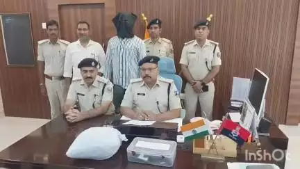 अररिया: अररिया पुलिस ने 25 हजार के इनामी अंतरजिला अपराधी विनोद राठौर को गिरफ्तार किया, 2.8 किलो गांजा और हथियार बरामद