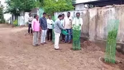 కోరుట్ల: మెట్పల్లి పట్టణంలో ఐదో వార్డులో 6వ వార్డులో మొక్కలు నాటిన మున్సిపల్ కమిషనర్ మోహన్