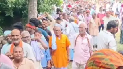 निचलौल: गड़ौरा समिति पर खाद को लेकर हुआ हंगामा, किसान परेशान