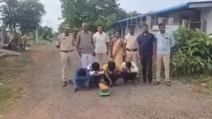 తిరువూరులో గంజాయి తరలిస్తున్న ముఠా సభ్యులు అరెస్ట్.. కేజీ గంజాయి స్వాధీనం