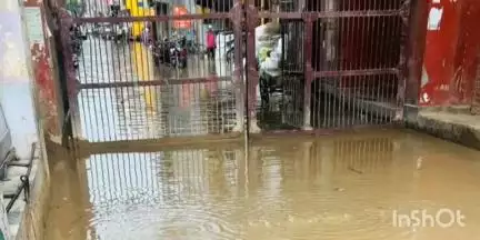 बागपत: कस्बा टटीरी मंडी की दुकानों और मकानों में बारिश का पानी भरने से लोग परेशान, चेयरमैन से जल निकासी कराने की मांग की