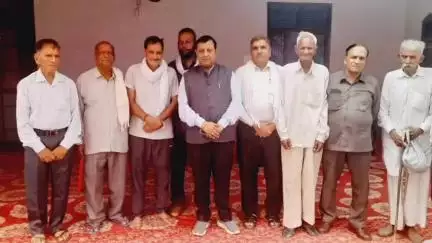 बंगाणा: पूर्व मंत्री वीरेंद्र कंवर ने कुटलैहड़ क्षेत्र में जनसंपर्क कर लोगों का हाल जाना